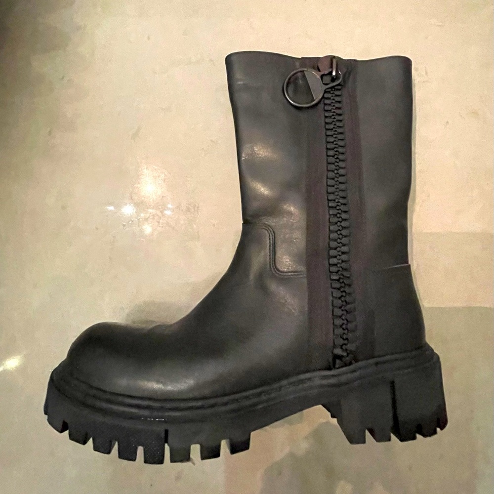 Artica Women Biker Leather Boots with lug sole. Exclusive to Brown's. Size 39.